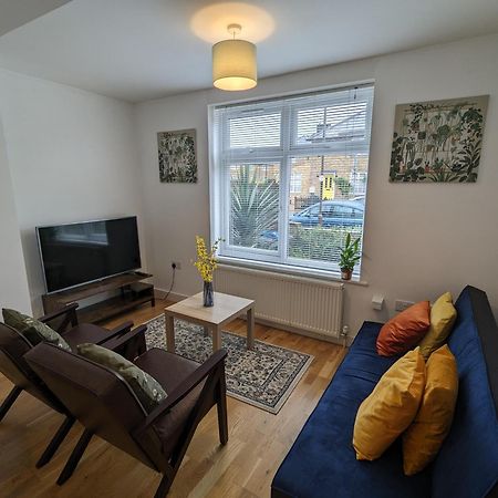 Fantastic 3-Bedroom House In London Morden  Εξωτερικό φωτογραφία