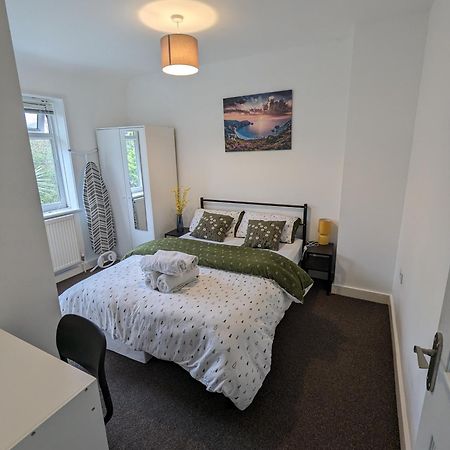 Fantastic 3-Bedroom House In London Morden  Εξωτερικό φωτογραφία