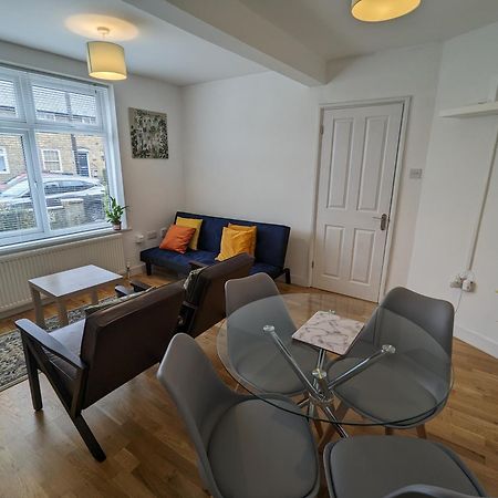 Fantastic 3-Bedroom House In London Morden  Εξωτερικό φωτογραφία