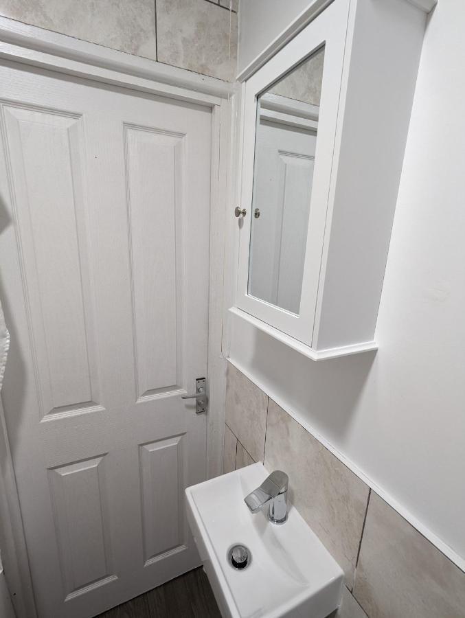 Fantastic 3-Bedroom House In London Morden  Εξωτερικό φωτογραφία
