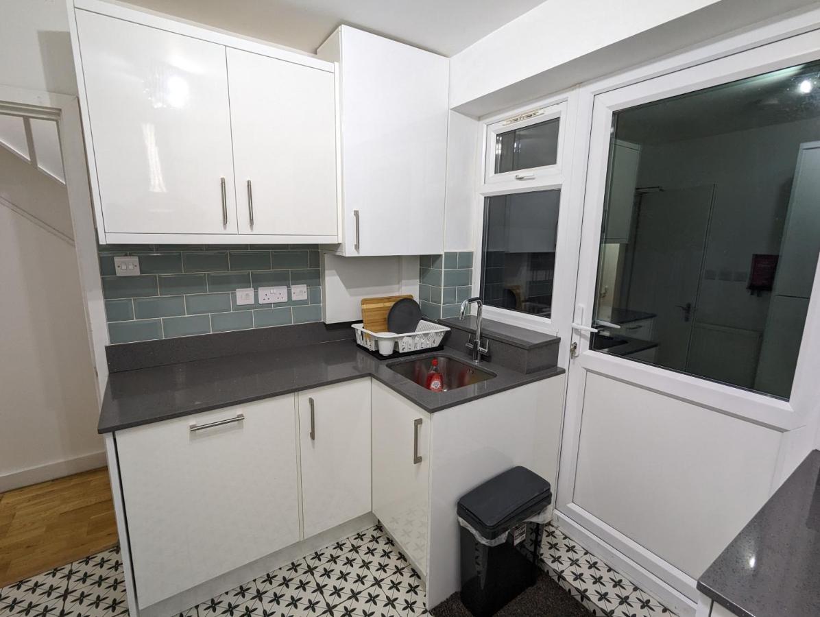 Fantastic 3-Bedroom House In London Morden  Εξωτερικό φωτογραφία