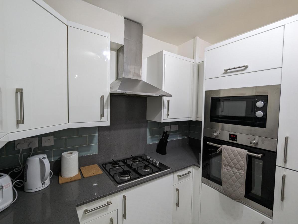 Fantastic 3-Bedroom House In London Morden  Εξωτερικό φωτογραφία