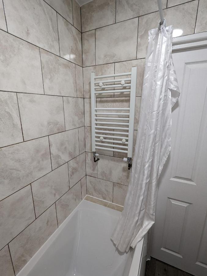 Fantastic 3-Bedroom House In London Morden  Εξωτερικό φωτογραφία