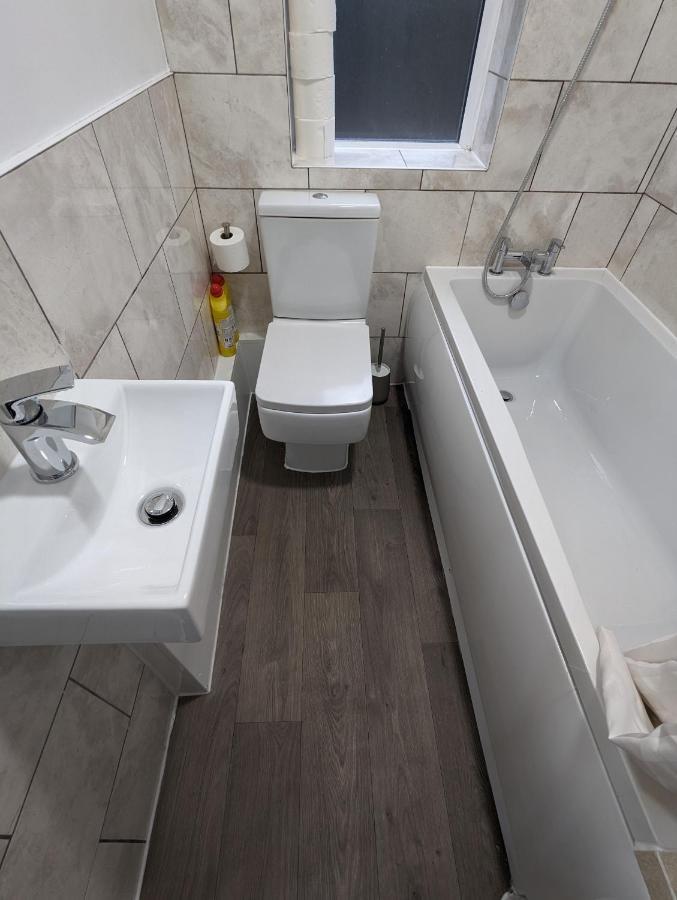 Fantastic 3-Bedroom House In London Morden  Εξωτερικό φωτογραφία