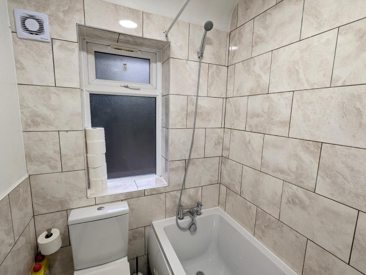 Fantastic 3-Bedroom House In London Morden  Εξωτερικό φωτογραφία