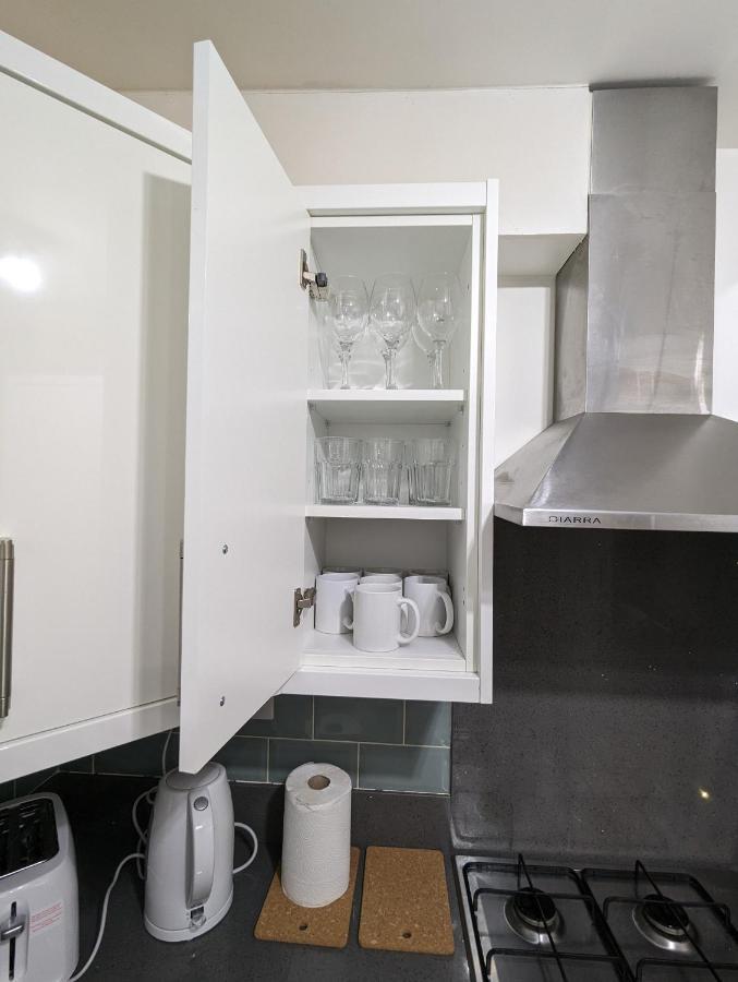 Fantastic 3-Bedroom House In London Morden  Εξωτερικό φωτογραφία