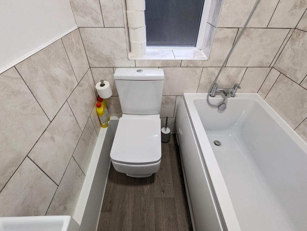 Fantastic 3-Bedroom House In London Morden  Εξωτερικό φωτογραφία