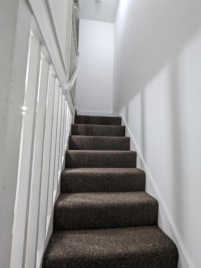 Fantastic 3-Bedroom House In London Morden  Εξωτερικό φωτογραφία