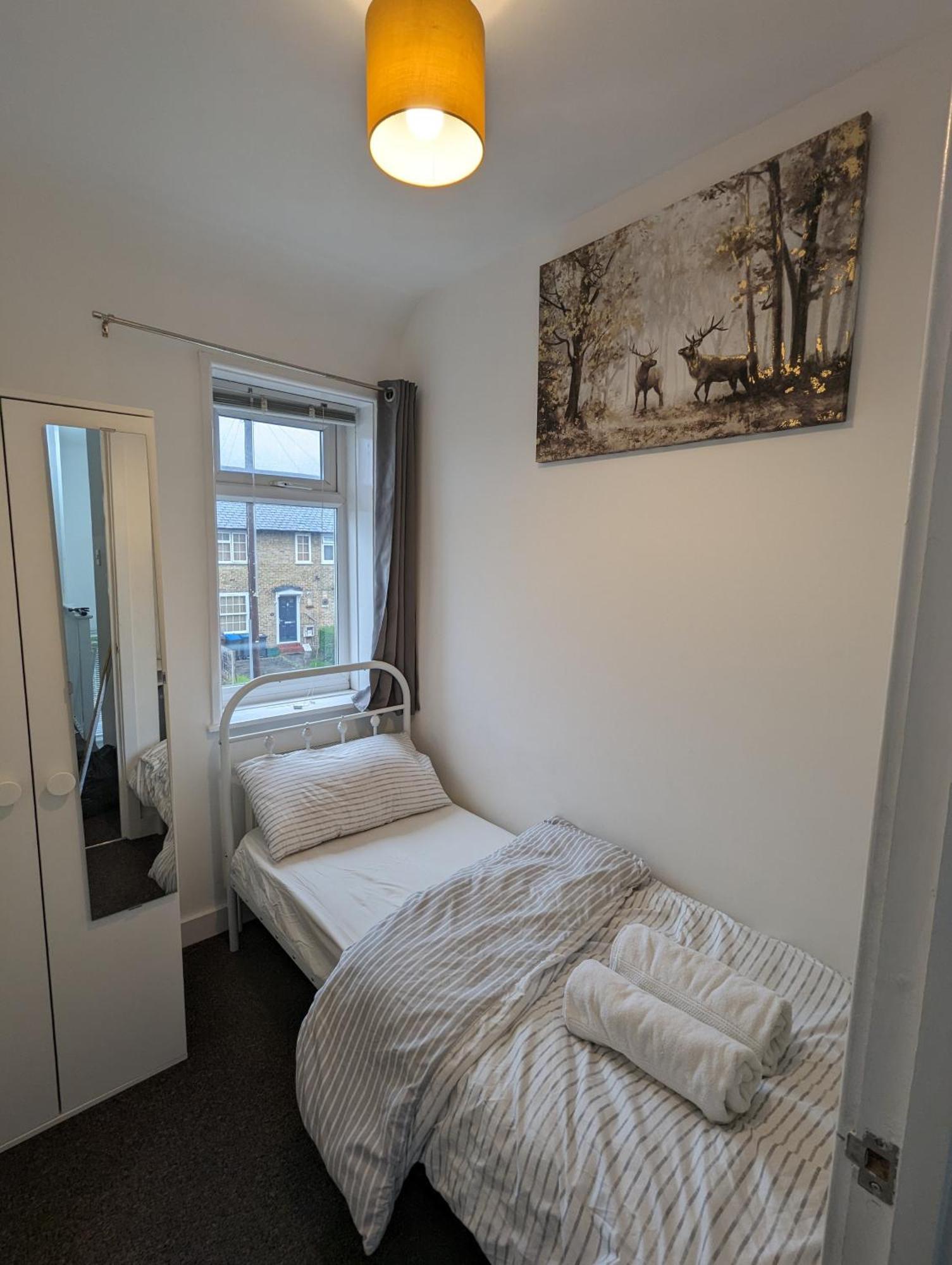 Fantastic 3-Bedroom House In London Morden  Εξωτερικό φωτογραφία